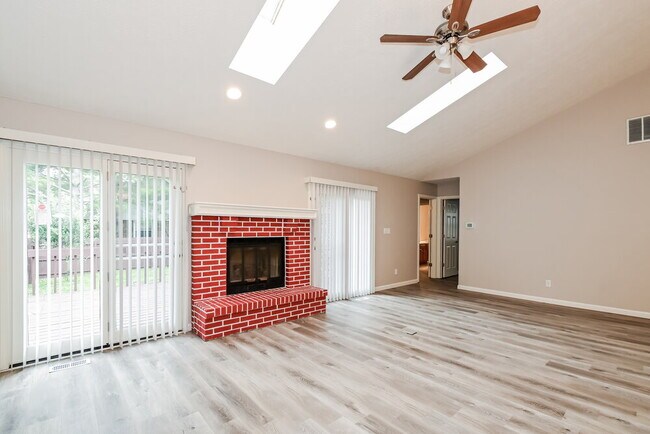 Foto del edificio - 1068 W Southport Rd