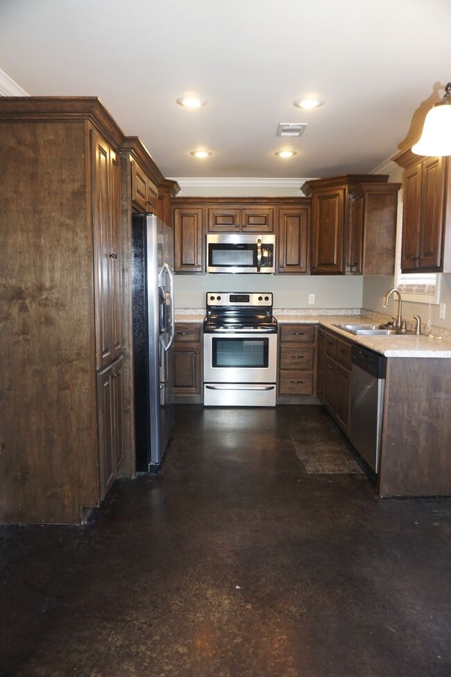 Building Photo - 4 Bed 2 Bath