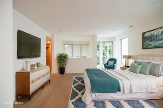 Building Photo - 2000 N Beachwood Dr