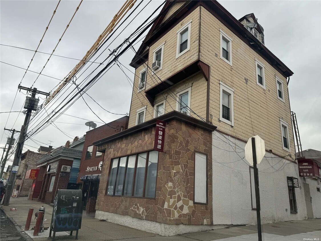 Foto principal - 20-23-23 College Point Blvd