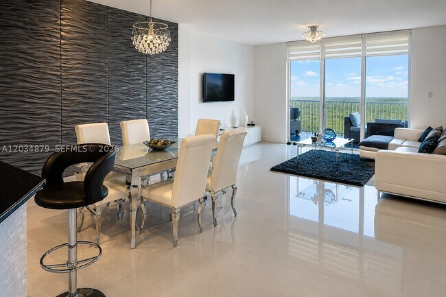 Foto del edificio - 14951 Royal Oaks Ln