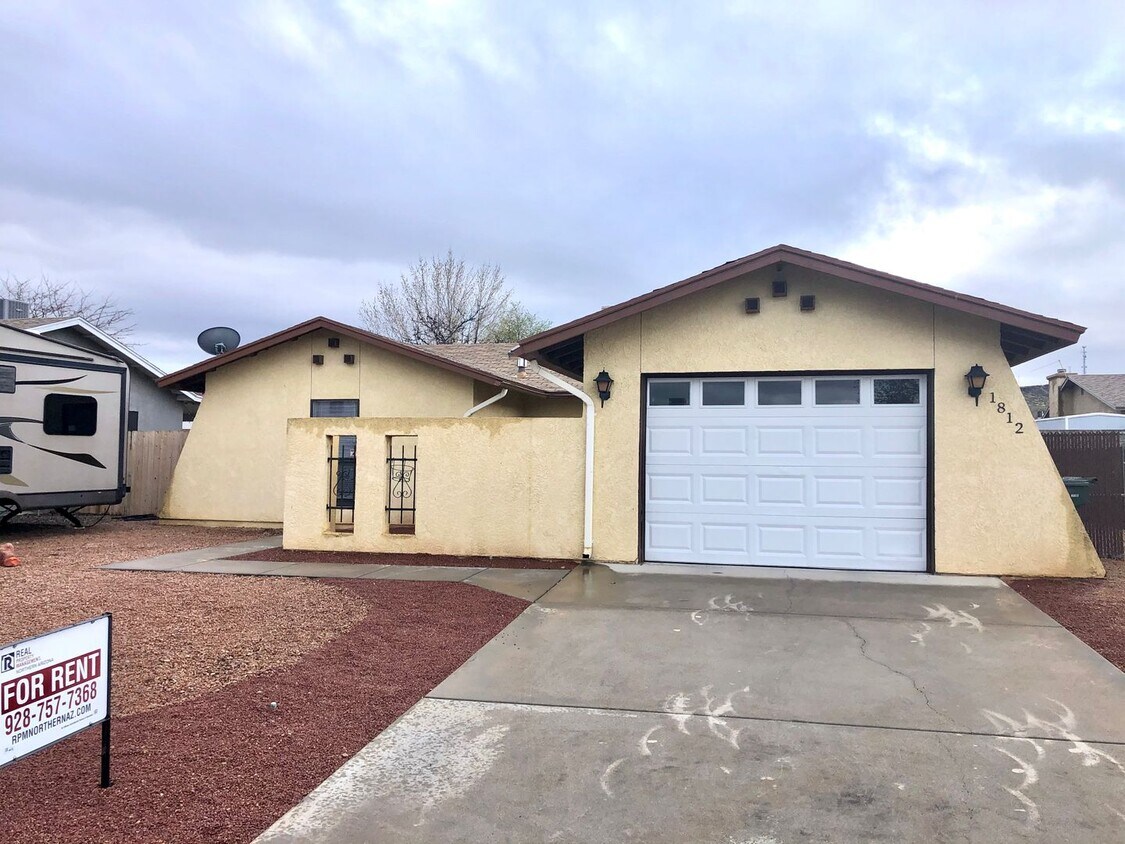 Foto principal - Cute 2 Bedroom Home w/ Garage Near Golf Co...