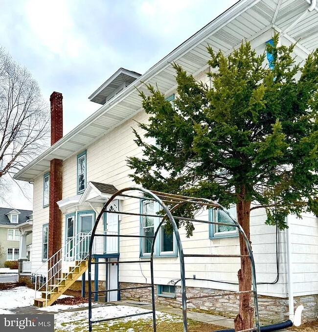 Building Photo - 235 E Maple St