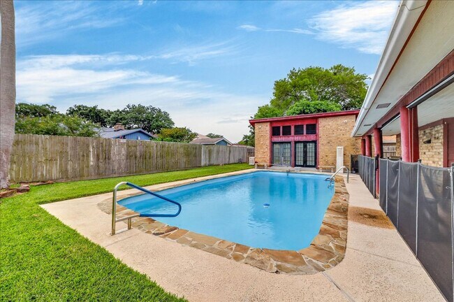 Building Photo - 5025 Romford Dr