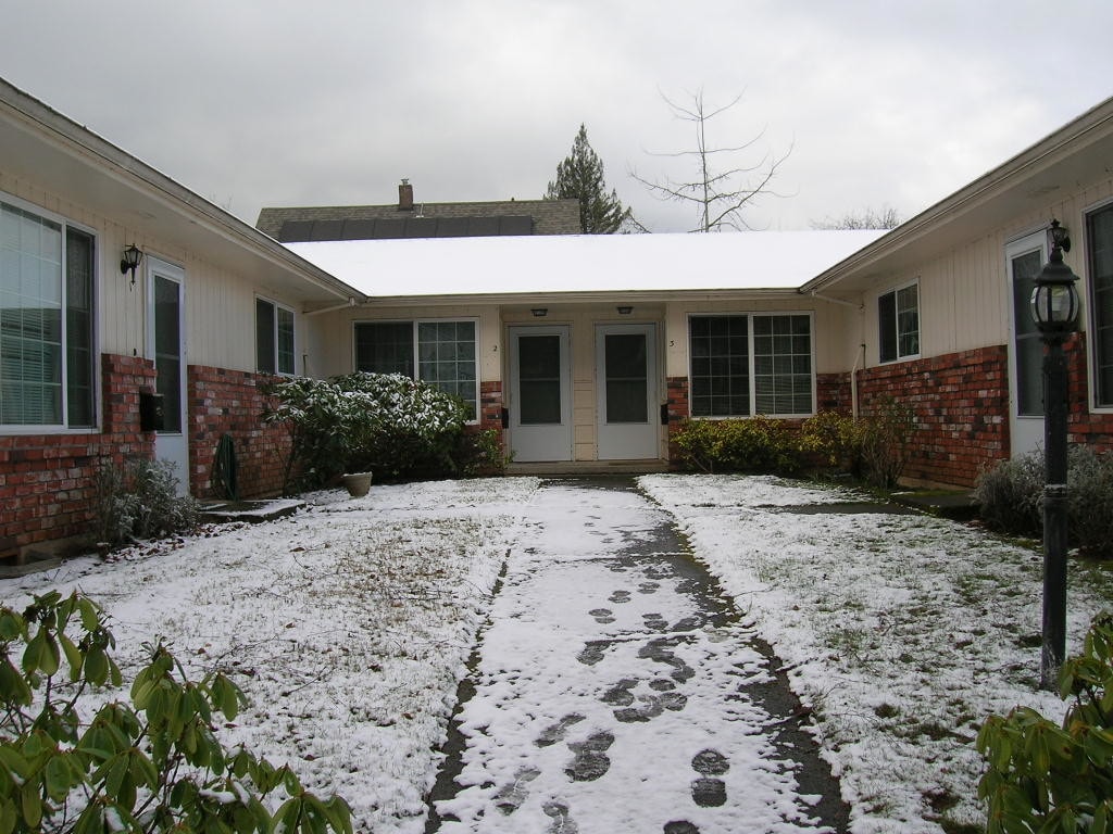 Front Courtyard, 4 units - 7109 N Mohawk Ave