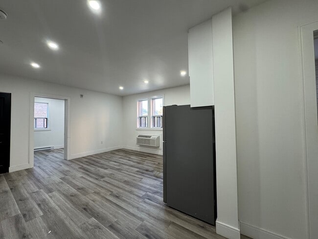 Building Photo - Beautifully Renovated 1 Bedroom 1 Bathroom Unit