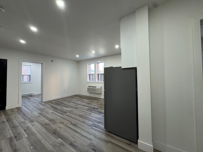 Building Photo - Recently Renovated 1 Bedroom 1 Bathroom Unit!