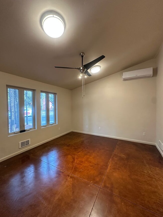 Foto del edificio - Like new one bedroom home on almost an acre!  A must see!