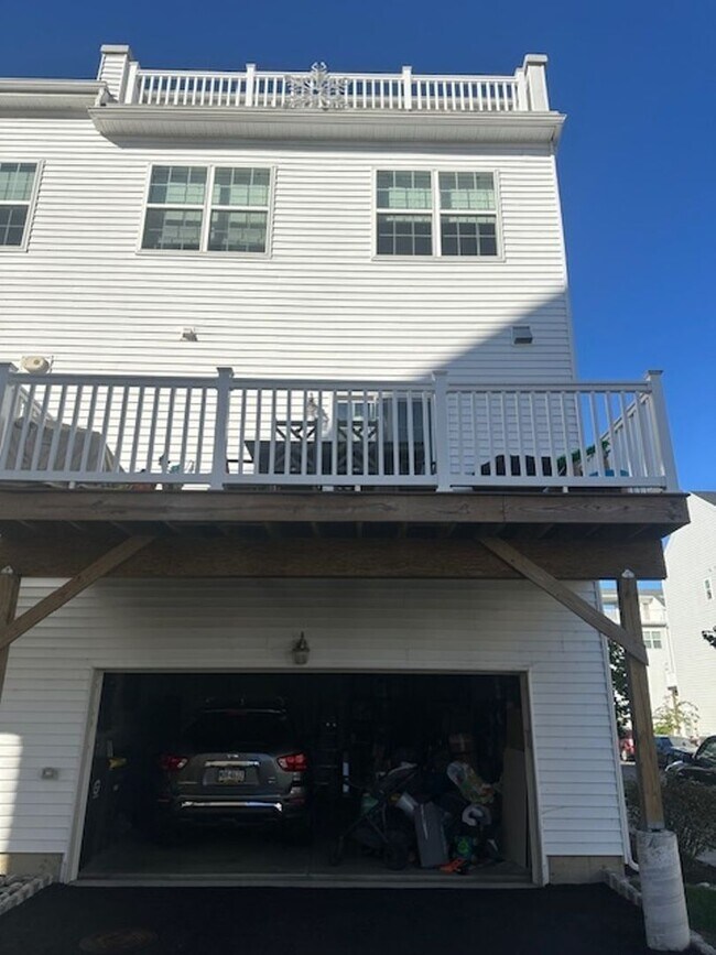 Foto del edificio - Unfurnished Three Bedroom Townhome with Mu...