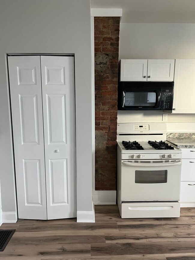 Kitchen (washer/dryer closet) - 1350 Herman St
