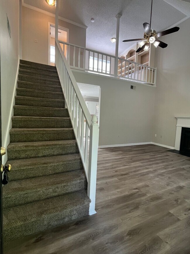 Building Photo - Updated 3 Bed + Loft with Large Garage in ...