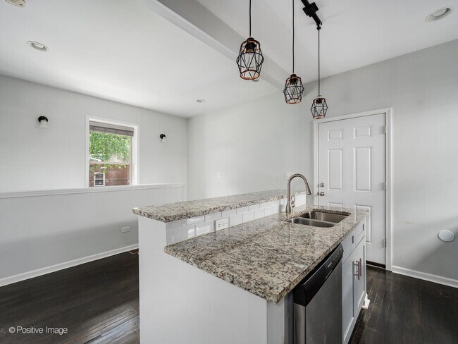 Foto del edificio - 5134 N Oakley Ave