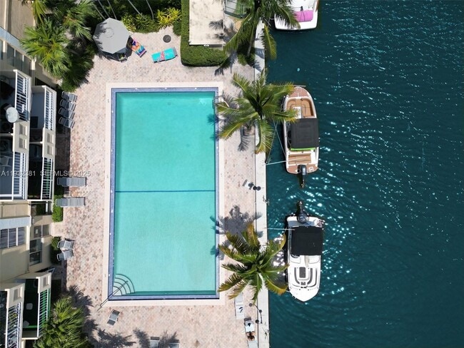 Foto del edificio - 2350 NE 135th St