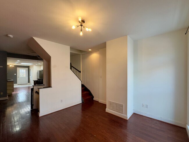 Foto del edificio - Spacious 3Beds/1Bath and Well-Appointed Ho...