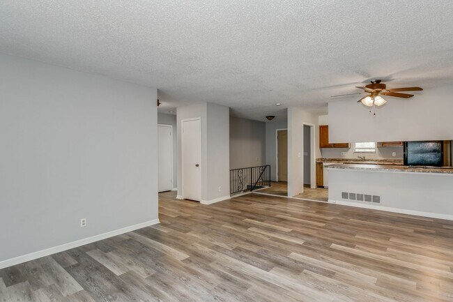 Foto del edificio - 8719 Lakeland Cir