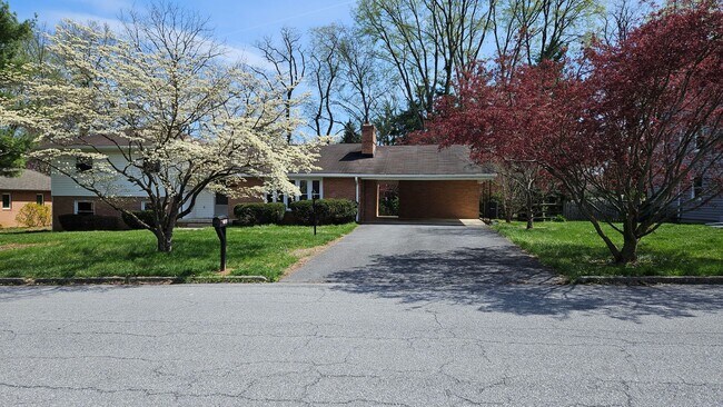 Foto del edificio - 4 Bedroom Single Family Home
