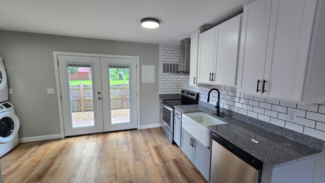 Building Photo - Two bedroom/1.5 bath Townhouse  Kingsport, TN