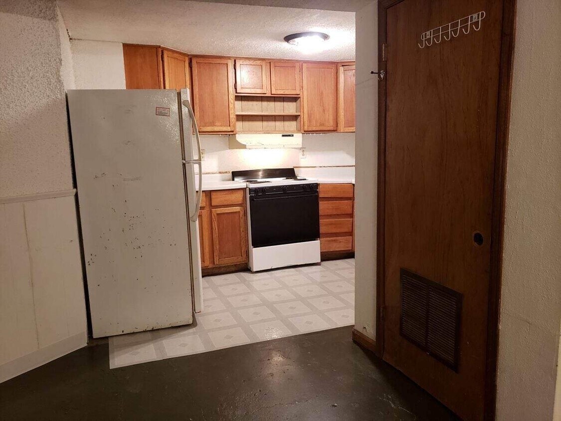 122 Leland Ave Unit 4, Waterloo, IA 50701 Room for Rent in Waterloo