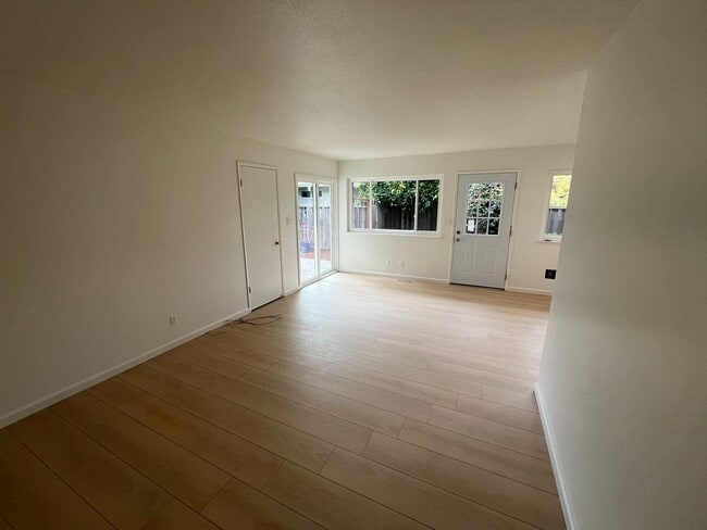 Foto del edificio - 2110-2112 Town &amp; Country Lane