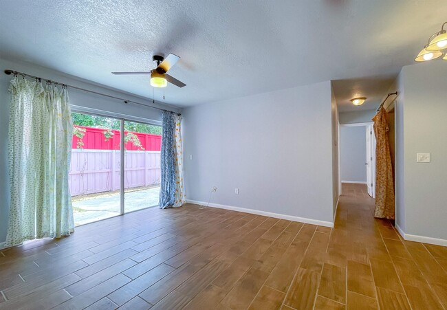 Building Photo - 2241 W Pensacola St