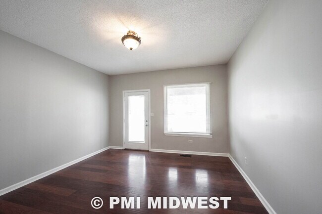 Foto del edificio - "Charming Urban Duplex Retreat: Cozy 2-Bedroom, 1.5-Bath Oasis in Vibrant Indianapolis!"