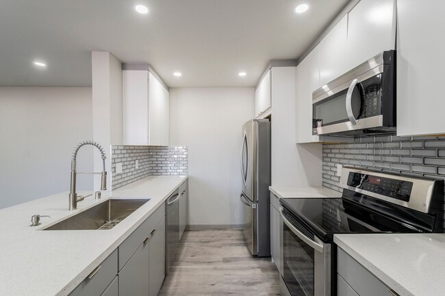 Building Photo - HIGHLY UPGRADED 1 BEDROOM CONDO WITH CAR G...
