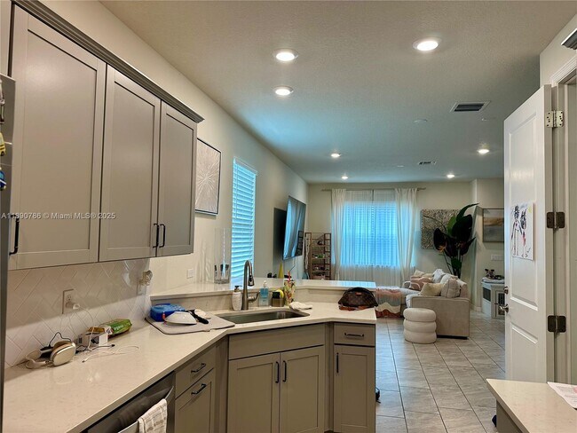 Foto del edificio - 4144 Greenway Dr
