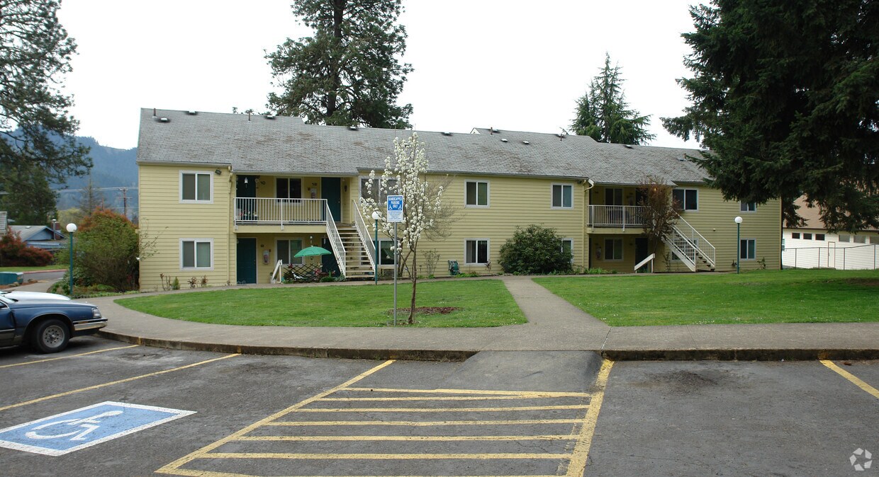 North Slope Village Apartments in Sutherlin, OR