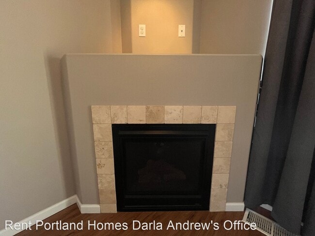 Building Photo - 2 br, 2.5 bath House - 324 NE EDGEWAY DR #...
