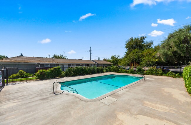 Alder Heights Apartment Homes Fresno Ca Apartments Com