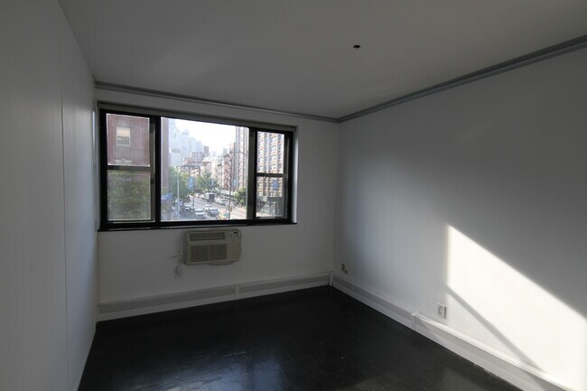 Building Photo - 400 E 14th St