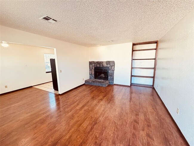 Foto del edificio - 320 Falcon Ct