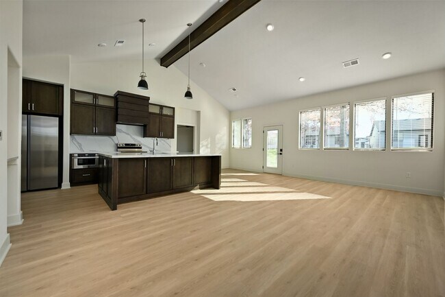 Foto del edificio - Stunning 2-bedroom, 2-bathroom, 2-car Sing...