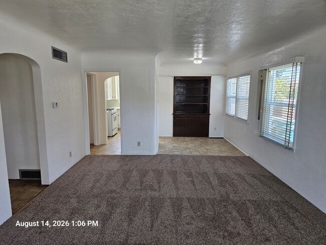 Foto del edificio - 748 E San Joaquin Ave