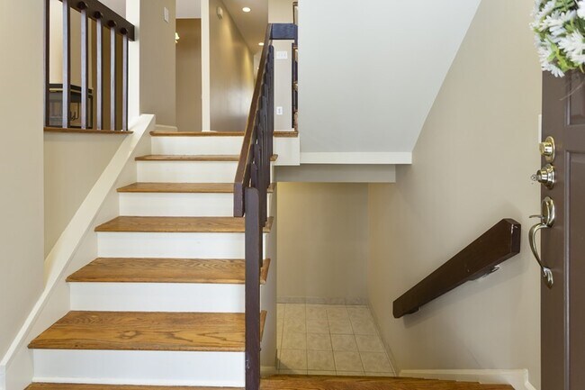 Building Photo - Multi Floor Unit, Townhouse-Interior - Mou...