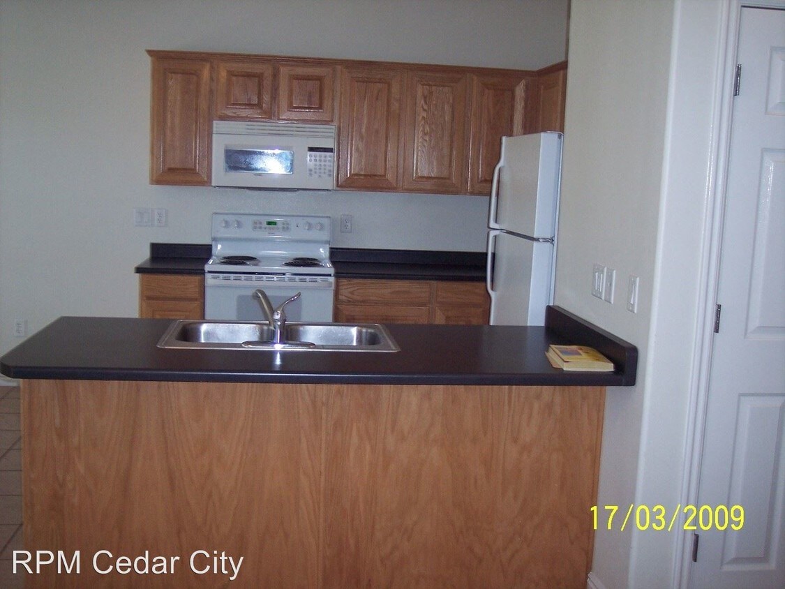 Building Photo - 294 S 200 E