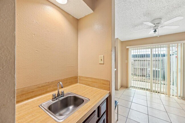 Foto del edificio - 11685 Alief Clodine Rd
