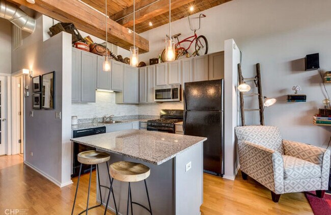 Building Photo - 1061 W 16th St