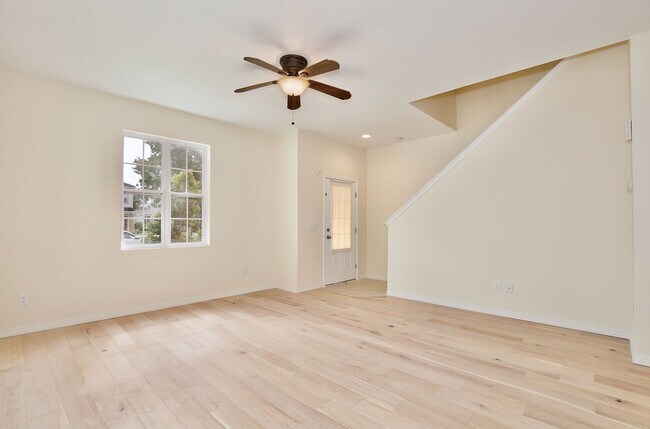 Foto del edificio - Beautiful 3/2.5 Spacious Townhome with a P...