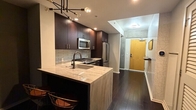 Foto del edificio - Urban Living with Iconic Views