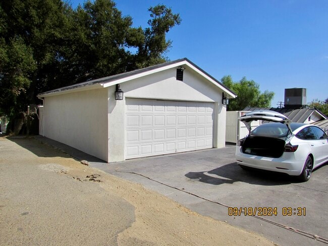 Parking for several cars - 9232 Applegate Ter