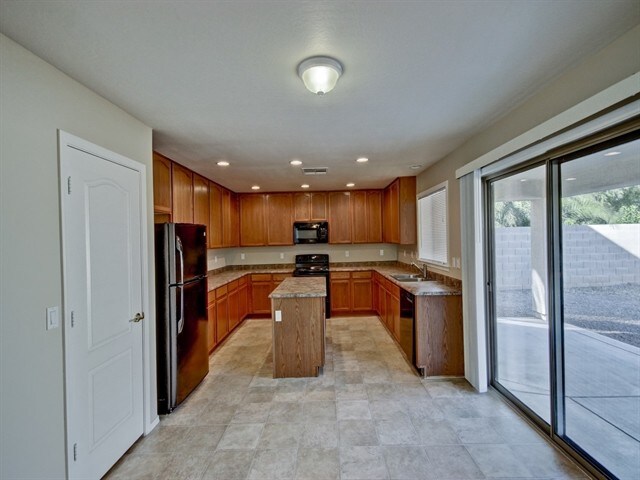 Building Photo - 2919 S 71st Dr