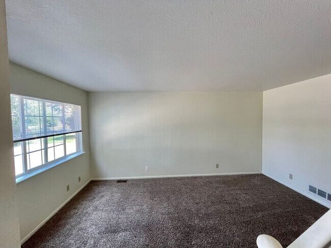 Foto del edificio - 2 Bed 1.5 Bath Townhouse in North Central ...