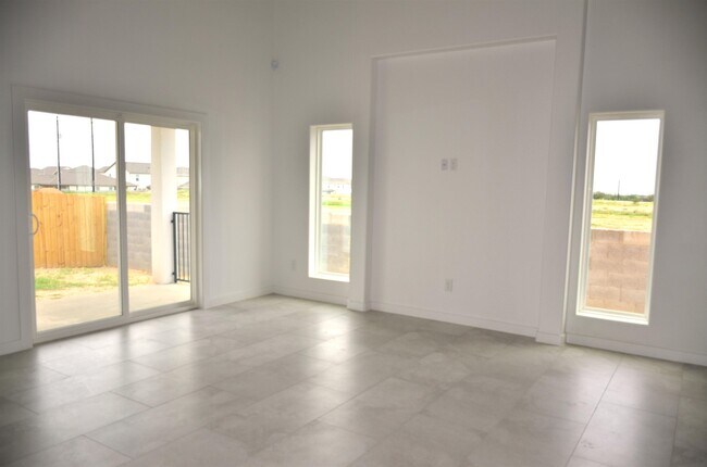 Foto del edificio - 1027 Birch Loop