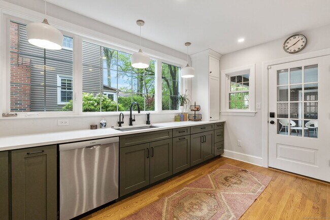 Foto del edificio - 400 Quaker Ln N