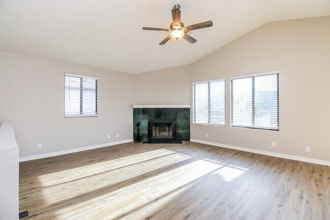 Foto del edificio - 921 S Val Vista Dr