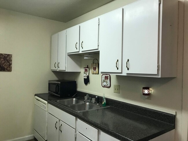 Building Photo - 704 Schuller