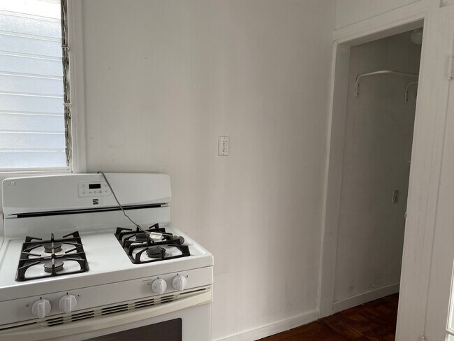 Range and kitchen Closet - 1013 N Gardner St