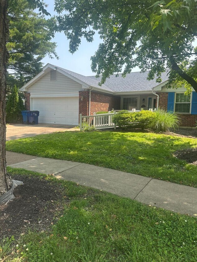 Primary Photo - Spacious Home in Ladue Schools