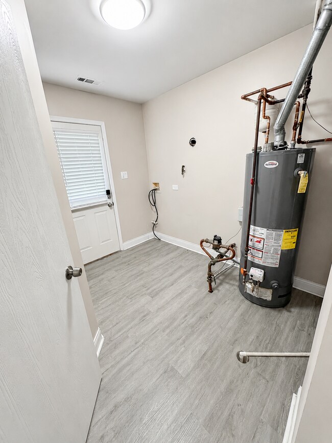Foto del edificio - Updated 2-bedroom apartment with parking, front/rear access, modern flooring, full kitchen, and l...